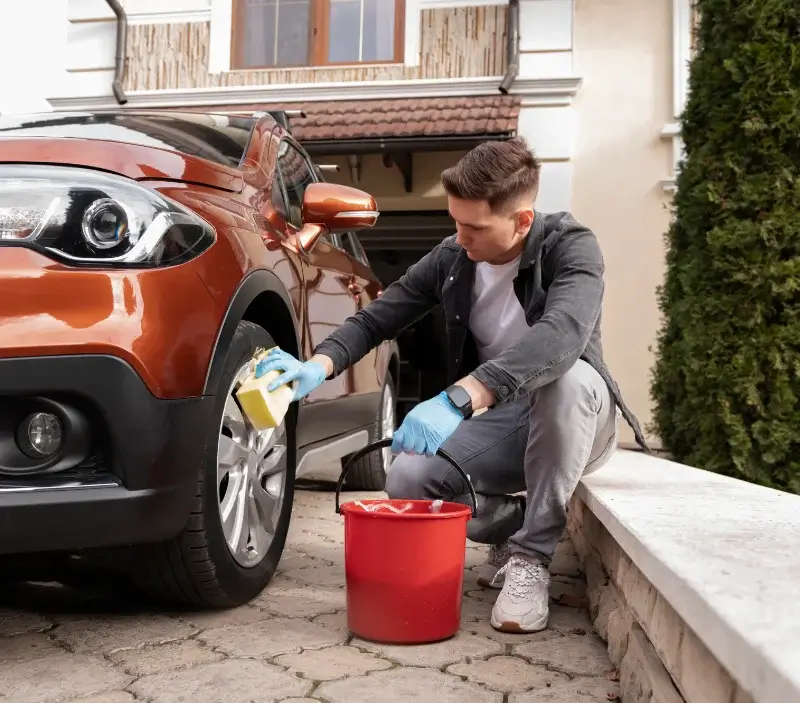 Lavage auto à domicile Saint-Vivien-de-Médoc : professionnel intervenant sur un véhicule